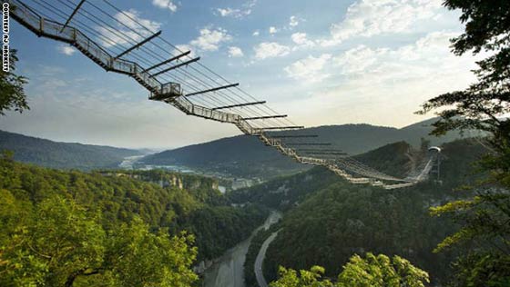 بالصور.. شاهد أغرب وأخطر جسور المشاة حول العالم صورة رقم 2