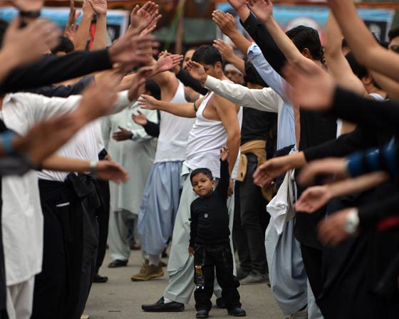 عاشوراء بالصور.. صامه موسى ومحمد وذكرى مقتل الامام الحسين صورة رقم 14