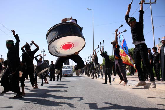 عاشوراء بالصور.. صامه موسى ومحمد وذكرى مقتل الامام الحسين صورة رقم 26