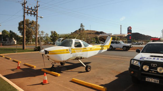  استرالي يهبط بطائرته قرب حانة لاحتساء كأس مشروب صورة رقم 1