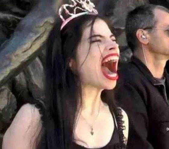 فنانة يهودية تتغوط على اعلام معظم دول العالم.. بما فيها اسرائيل صورة رقم 2