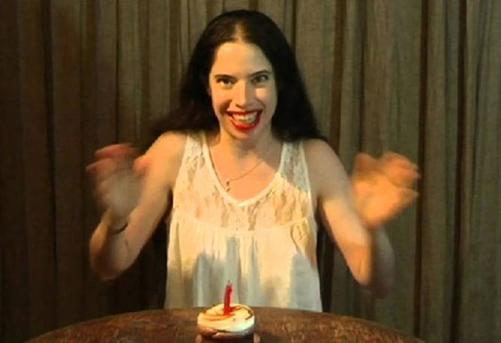 فنانة يهودية تتغوط على اعلام معظم دول العالم.. بما فيها اسرائيل صورة رقم 3