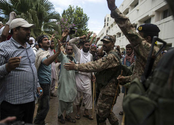 قتل وحرق زوجين مسيحيين في الباكستان بتهمة الاساءة للاسلام صورة رقم 2