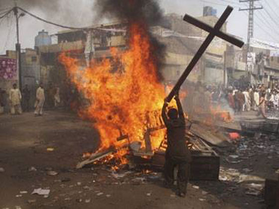 قتل وحرق زوجين مسيحيين في الباكستان بتهمة الاساءة للاسلام صورة رقم 1