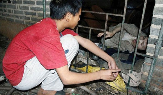 صيني يحبس زوجته 12 عاما في قفص.. بعد ان اشتراها من تجار البشر صورة رقم 3