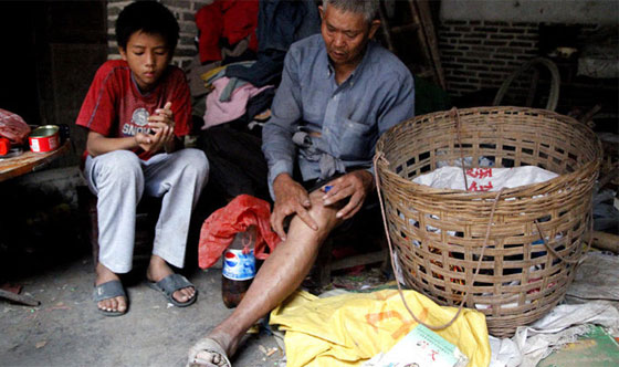 صيني يحبس زوجته 12 عاما في قفص.. بعد ان اشتراها من تجار البشر صورة رقم 2