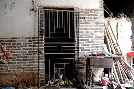 صيني يحبس زوجته 12 عاما في قفص.. بعد ان اشتراها من تجار البشر صورة رقم 4