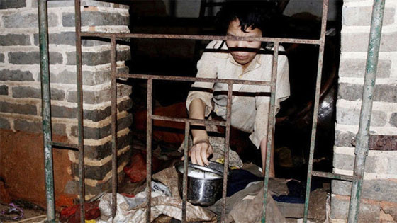 صيني يحبس زوجته 12 عاما في قفص.. بعد ان اشتراها من تجار البشر صورة رقم 1