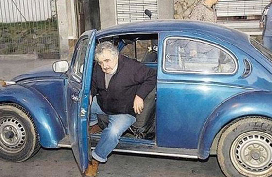  شيخ عربي يعرض على افقر رئيس بالعالم مليون دولار مقابل خنفس صورة رقم 1