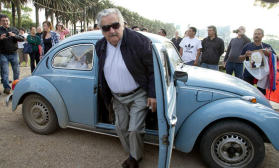  شيخ عربي يعرض على افقر رئيس بالعالم مليون دولار مقابل خنفس صورة رقم 2