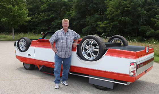 مهندس امريكي يحقق حلمه.. ابتكر سيارة مقلوبة مكونة من سيارتين صورة رقم 4