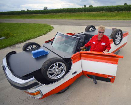 مهندس امريكي يحقق حلمه.. ابتكر سيارة مقلوبة مكونة من سيارتين صورة رقم 3