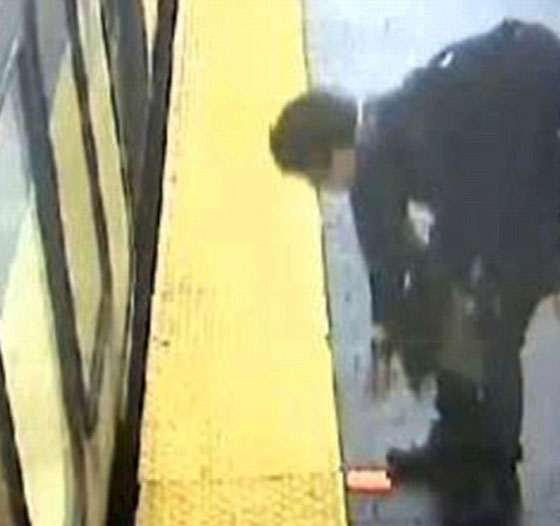 مصائب قوم عند قوم فوائد.. سرق هاتفها المحمول بعد صدم القطار لها صورة رقم 2