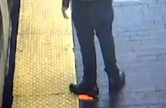 مصائب قوم عند قوم فوائد.. سرق هاتفها المحمول بعد صدم القطار لها صورة رقم 1