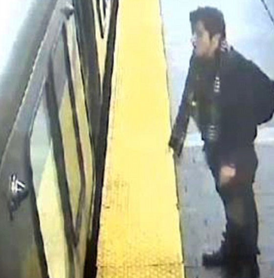 مصائب قوم عند قوم فوائد.. سرق هاتفها المحمول بعد صدم القطار لها صورة رقم 4