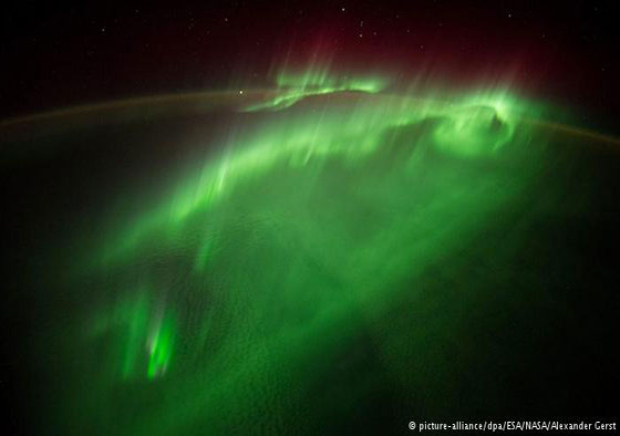  رائد فضاء يلتقط صورا مذهلة للارض بضمنها صورة انفجارات الصواريخ في غزة صورة رقم 2