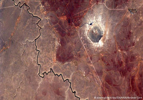  رائد فضاء يلتقط صورا مذهلة للارض بضمنها صورة انفجارات الصواريخ في غزة صورة رقم 3