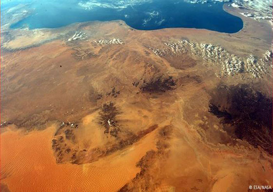  رائد فضاء يلتقط صورا مذهلة للارض بضمنها صورة انفجارات الصواريخ في غزة صورة رقم 7