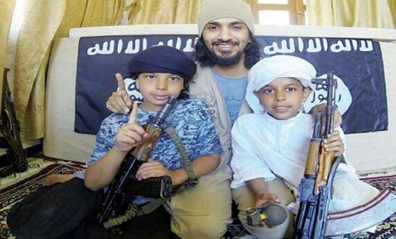 اطفال داعش يلهون حول اجساد علقها تنظيمهم في دير الزور.. صور صادمة صورة رقم 8