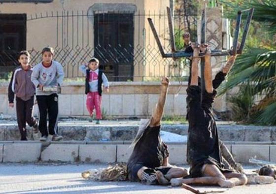 اطفال داعش يلهون حول اجساد علقها تنظيمهم في دير الزور.. صور صادمة صورة رقم 1