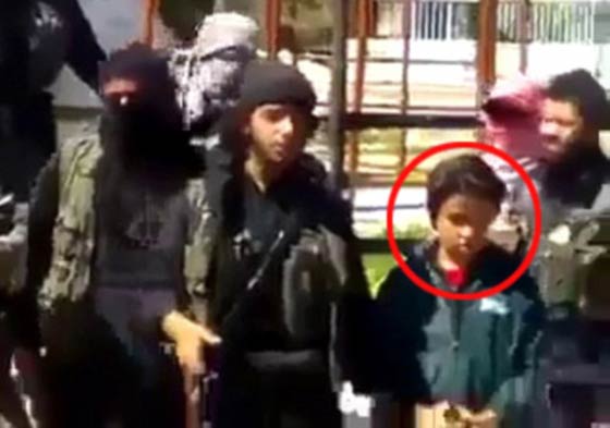 اطفال داعش يلهون حول اجساد علقها تنظيمهم في دير الزور.. صور صادمة صورة رقم 3