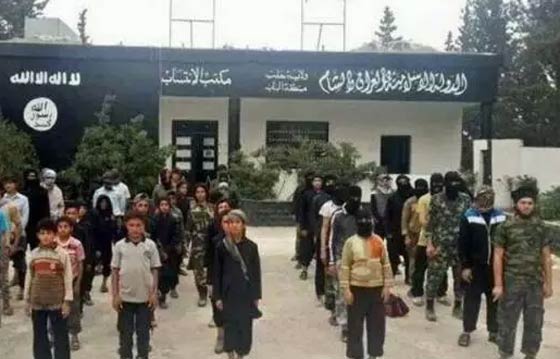 اطفال داعش يلهون حول اجساد علقها تنظيمهم في دير الزور.. صور صادمة صورة رقم 4