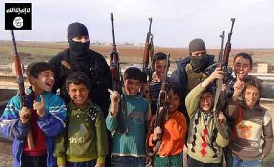 اطفال داعش يلهون حول اجساد علقها تنظيمهم في دير الزور.. صور صادمة صورة رقم 5