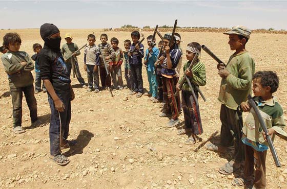 اطفال داعش يلهون حول اجساد علقها تنظيمهم في دير الزور.. صور صادمة صورة رقم 6