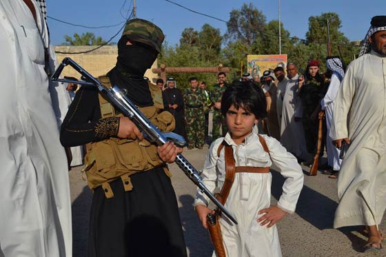 اطفال داعش يلهون حول اجساد علقها تنظيمهم في دير الزور.. صور صادمة صورة رقم 7