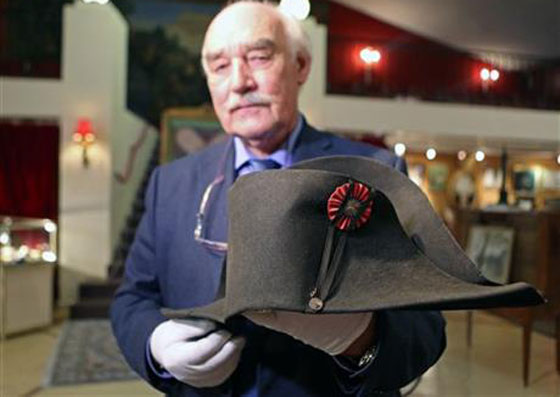 بيع مقتنيات نابليون في مزاد بفرنسا من بينها قبعته الشهيرة صورة رقم 1