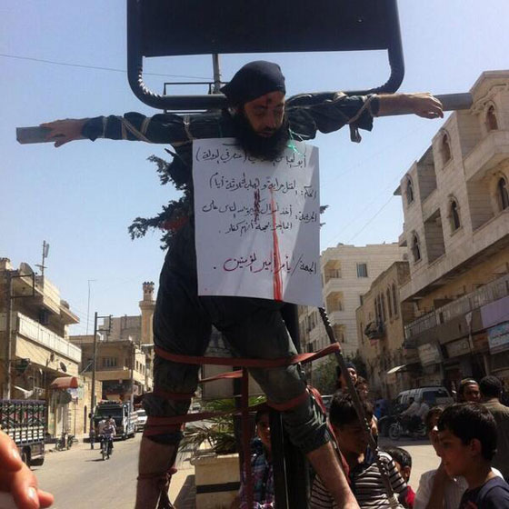 داعش يقطع رأس أحد قادته لأنه سرق من بيت المال! صورة رقم 1