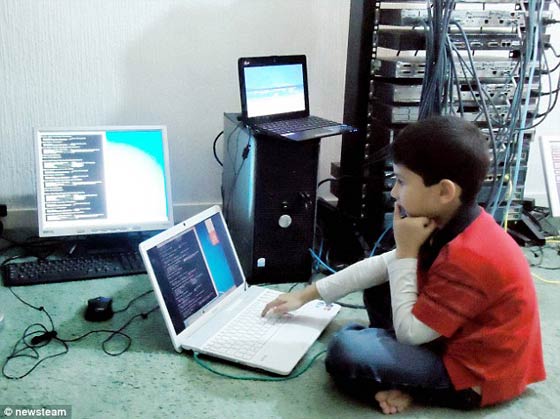 صور اصغر خبير كمبيوتر في العالم: طفل بريطاني من اصل باكستاني صورة رقم 1