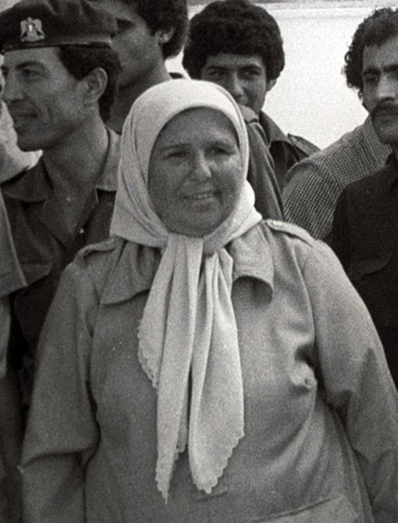 ام علي النصراوية قدمت ابناءها على مذبح القضية وتبنت الفدائيين صورة رقم 1