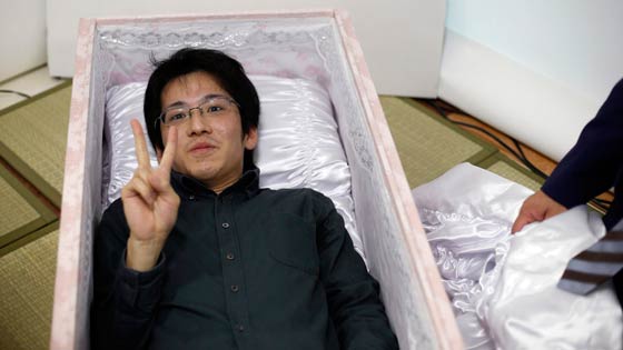 بالصور.. يابانيون داخل النعوش يستعدون لرحلة الموت وما بعده! صورة رقم 1