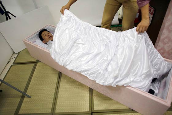 بالصور.. يابانيون داخل النعوش يستعدون لرحلة الموت وما بعده! صورة رقم 8