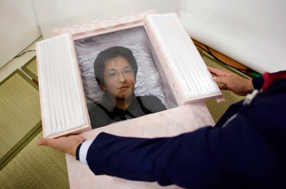 بالصور.. يابانيون داخل النعوش يستعدون لرحلة الموت وما بعده! صورة رقم 3