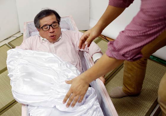 بالصور.. يابانيون داخل النعوش يستعدون لرحلة الموت وما بعده! صورة رقم 10