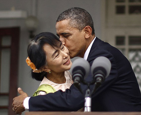 بالصور.. الحميمية في القبلات بين اوباما وسوتشي تثير الشبهات صورة رقم 1