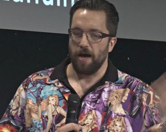 قميص خليع يحرج عالما بريطانيا ويدفعه للبكاء والاعتذار صورة رقم 4