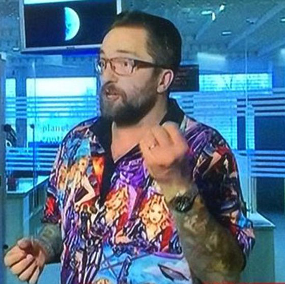 قميص خليع يحرج عالما بريطانيا ويدفعه للبكاء والاعتذار صورة رقم 3