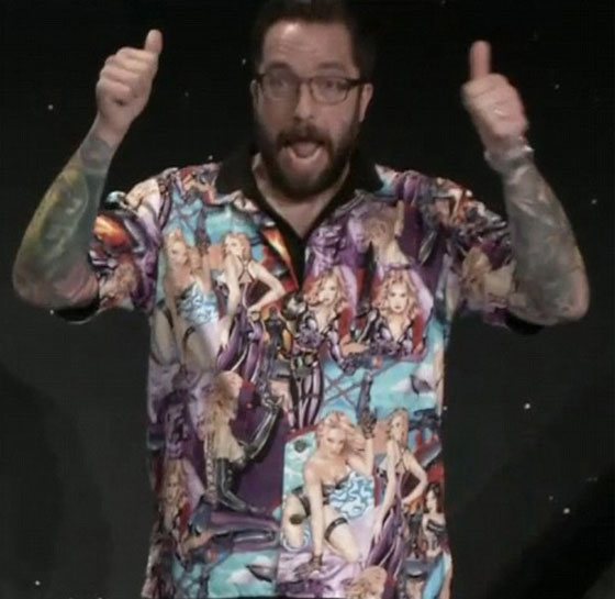 قميص خليع يحرج عالما بريطانيا ويدفعه للبكاء والاعتذار صورة رقم 2