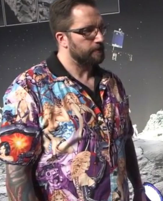 قميص خليع يحرج عالما بريطانيا ويدفعه للبكاء والاعتذار صورة رقم 1