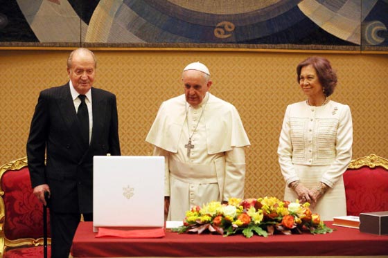 عرض هدايا البابا فرنسيس للبيع باليانصيب.. وهذا هو السبب صورة رقم 5