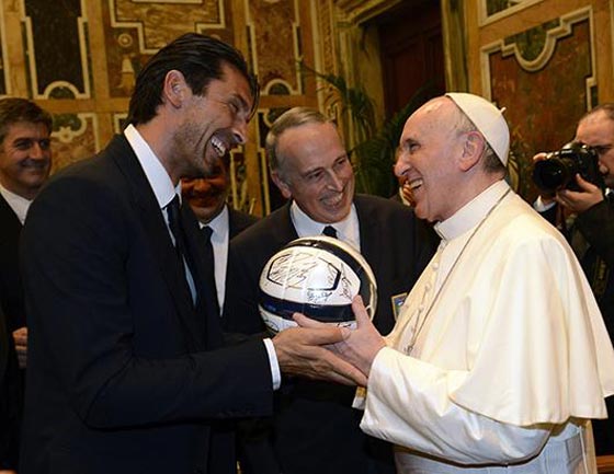 عرض هدايا البابا فرنسيس للبيع باليانصيب.. وهذا هو السبب صورة رقم 1