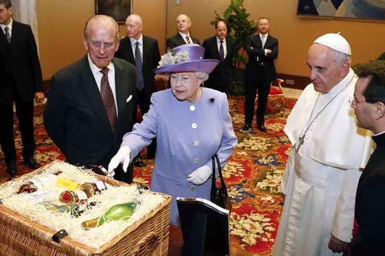 عرض هدايا البابا فرنسيس للبيع باليانصيب.. وهذا هو السبب صورة رقم 8