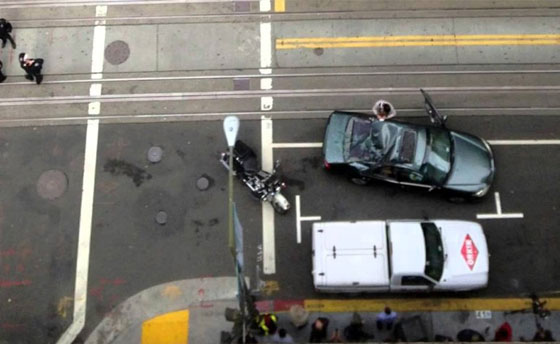  عامل تنظيف النوافذ يسقط من 10 طوابق على سيارة متحركة صورة رقم 1