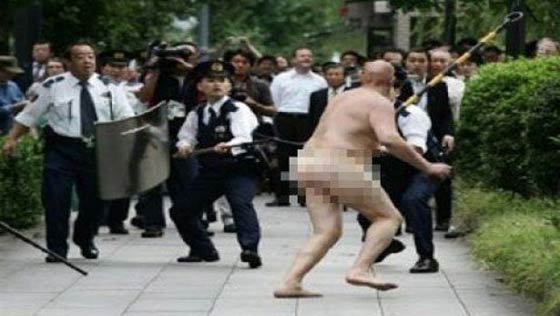 عمل جنوني.. تعرى في حمام النساء وركض عاريا في المطار صورة رقم 1