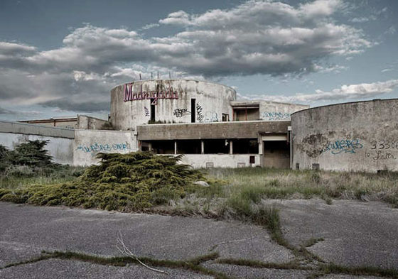 الملاهي الليلية المهجورة في ايطالية تستضيف البعوض والضفادع وغيرها صورة رقم 7