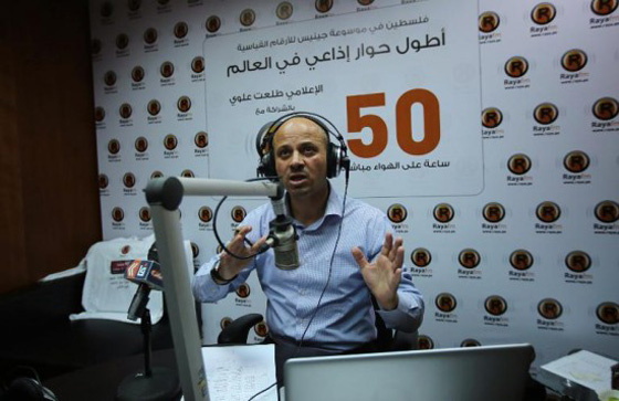 اذاعي فلسطيني قد يدخل موسوعة غينيس في أطول برنامج حواري  صورة رقم 1