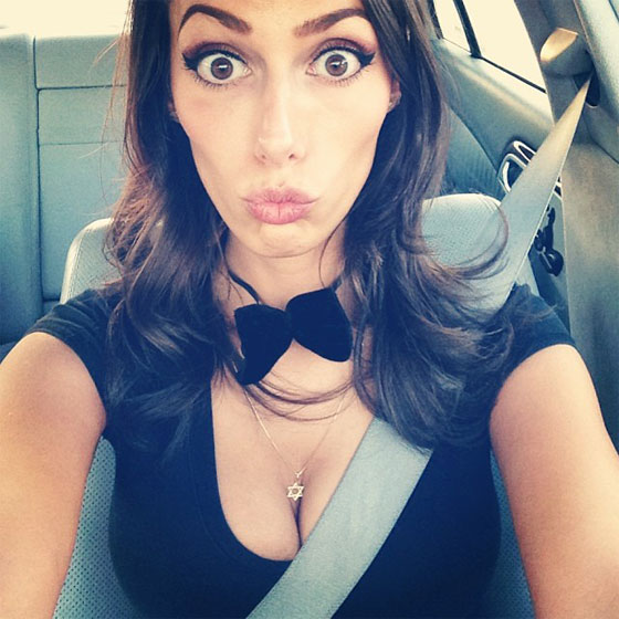 صورة فاضحة لكلينتون مع سيدة اسرائيلية تثير سخرية الكثيرين صورة رقم 5